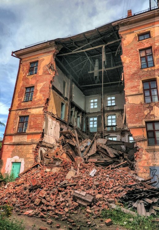 разрушенный дом на площади.jpg