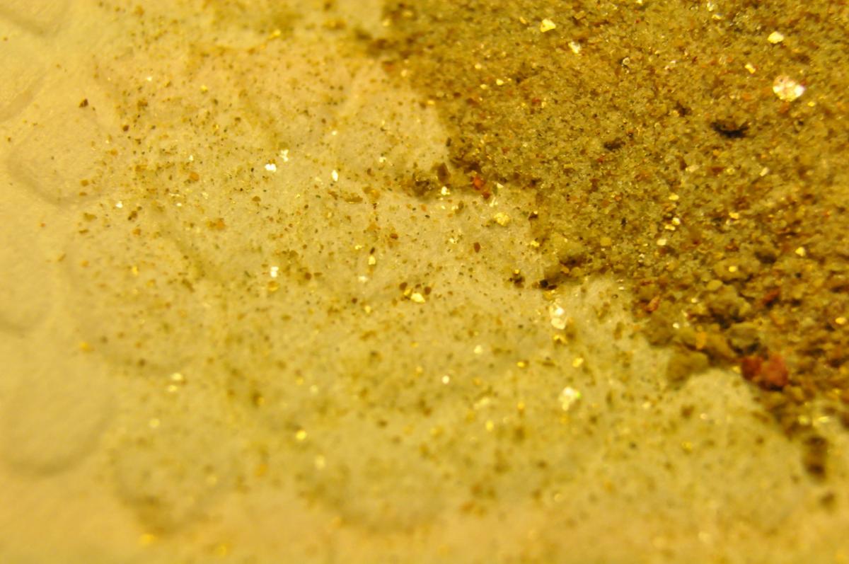 Золотоносные пески. Золотоносные глины. Золото в песке. Золото в глине. Золотые вкрапления в песке.
